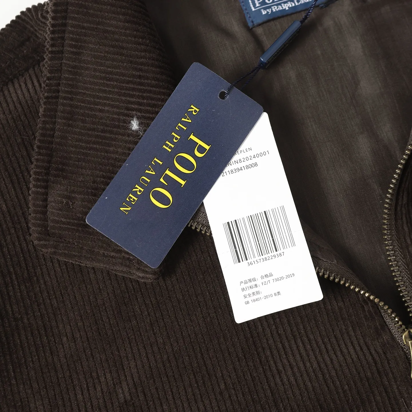 P540 Ralph Lauren embroidered corduroy jacket. Customized wide-ribbed corduroy fabric, elegantly presented in a deep navy blue, low-key and luxurious. The exquisite red pony logo is embellished, igniting the overall vitality and passion. The stand-up collar design is simple and elegant. Using imported machine embroidery technology, advanced computer control systems and precision mechanical components are used to achieve the iconic pony embroidery operation. The template machine opens the bag, and the preset template guides the position, shape and size of the bag. The accuracy ensures the quality of the bag opening effect. The infrared positioning cutting machine uses an infrared transmitter and an infrared receiver to achieve precise positioning of materials. The accuracy can reach the micron level, thereby meeting the effect of high-precision cutting of plaid alignment. Color: Green/Coffee Size: S-M-L